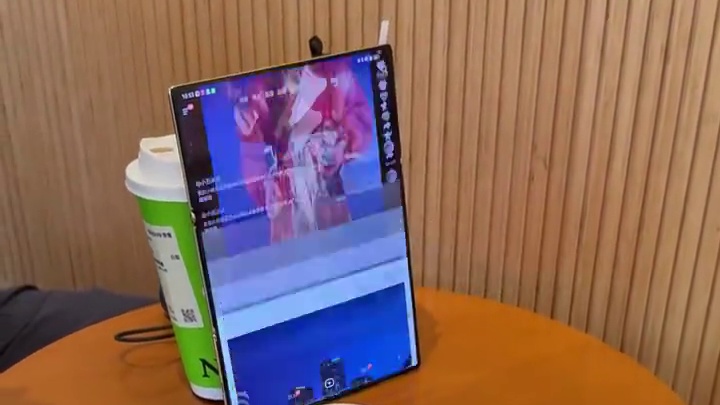 不同手机品牌的刻板印象… #华为手机 #苹果手机 #华为三折叠手机 #刷视频