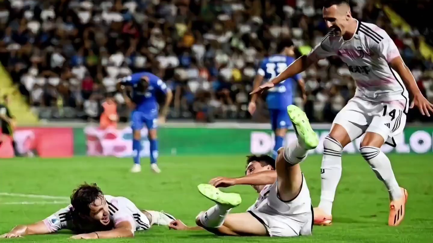 足坛高能场面之“脚底打滑”篇