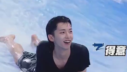 人类早期被冲浪驯服的画面 笑yue了