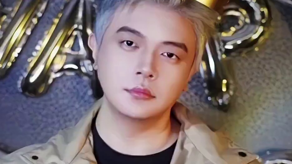 又是一年生日和大家一起过啦 10月1日14：30锁定直播间，给大家发发福利