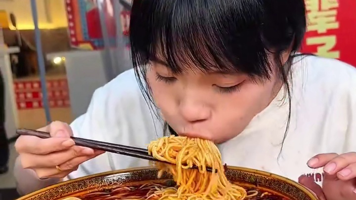 给胖妹一次机会，地道的重庆味道不会让你失望的！ #小面调料   #重庆味道   #麻辣鲜香   #美