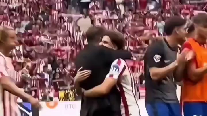 奥纳纳：谁说门将先倒地就扑不到球的，看看人家。