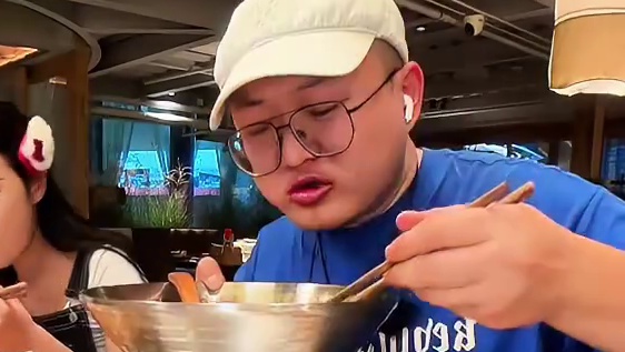 活珠子是不是只有东北的朋友爱吃呢？反正我是吃不了，不过他家的烧烤是真的好吃，坐在板前还吃出了omak