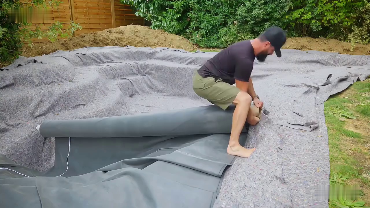 第1集：男人仅仅是觉得鱼池太小，直接建造了这么漂亮的景观鱼池