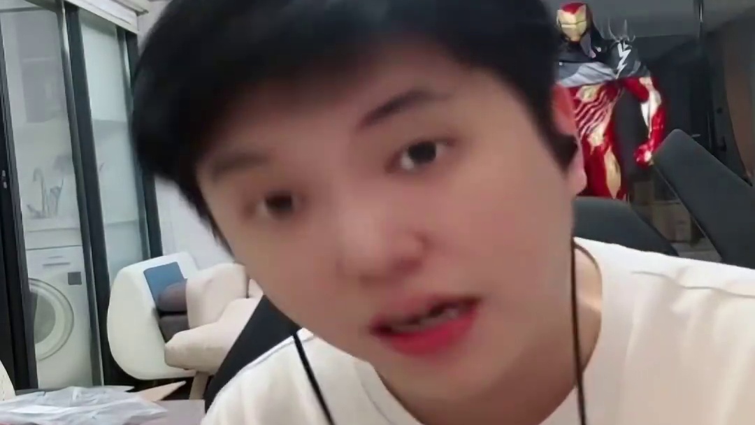 浩南讲述老白当时被怪咖和漠然踢了 是自己叫他回来组建了东珈精