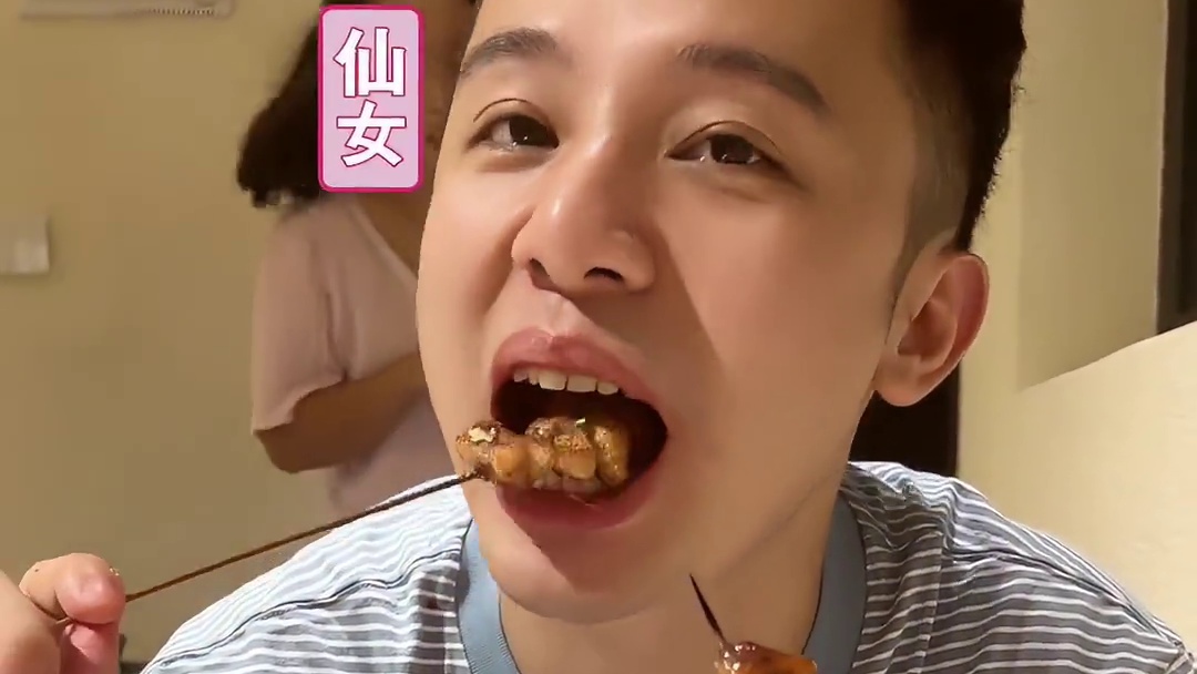 重庆高温的晚上去炫个烧烤，不开玩笑，这个牛肉串是近期吃过品质最佳的牛肉了~