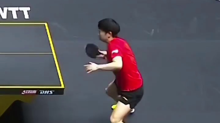 孙颖莎笑傲国乒德比，3-0横扫王晓彤，晋级女单8强！