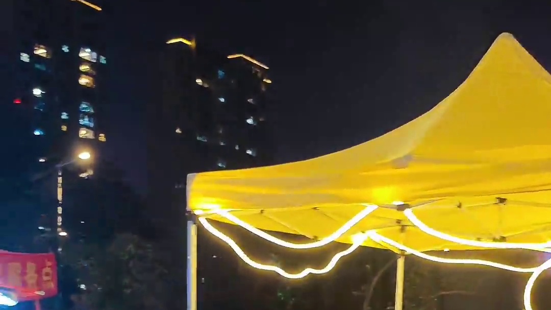 泰州西谢夜市，小城中的一抹人间烟火，成为了年轻人们的欢乐新宠