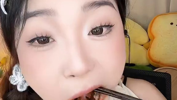 这个鹿茸菇真的是吃完就会回购的类型！多个口味，它的鹿茸菇是大块的，肉很厚实，吃着脆脆的，下81都很