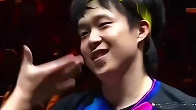 王楚钦3-0横扫安宰贤，晋级男单8强，王励勤在看台上笑着给队员们讲解战术