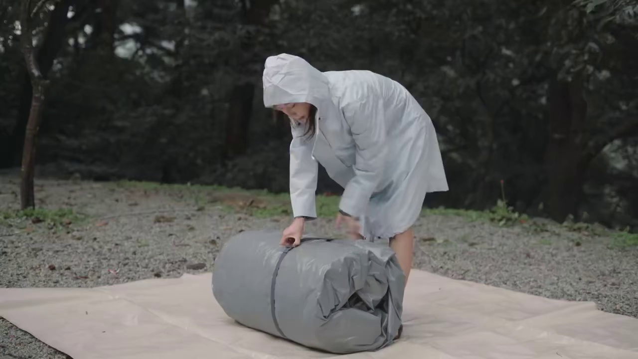 【无限露营】小姐姐暴雨露营 #露营#沉浸式体验