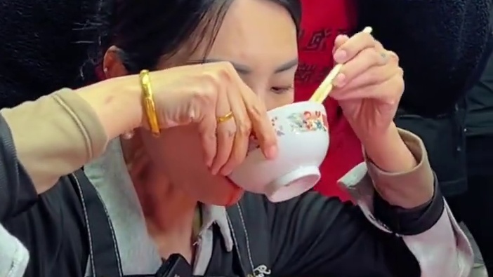 百万网红张张轻松拿走5000元现金