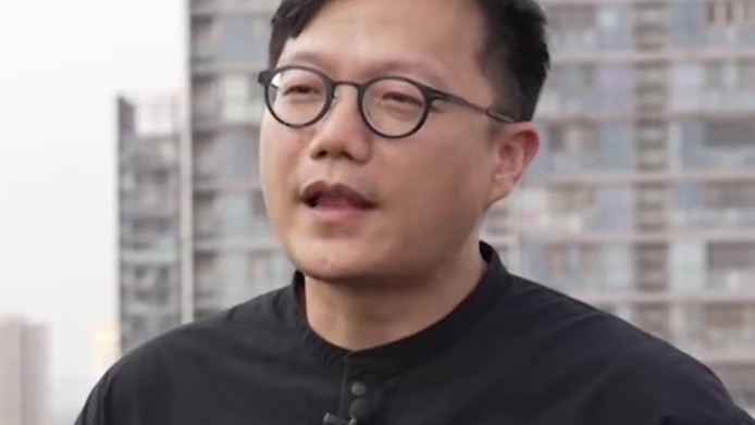 当设计师林琮然住进业主的50㎡老房，各种生活不便扑面而来。卫生间的高差让他险些绊倒，北京6月的夜晚，