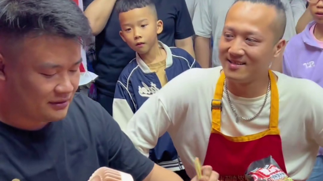 湖南帅哥用手吃螺蛳粉，竟然拿走500元现金~ #螺蛳粉