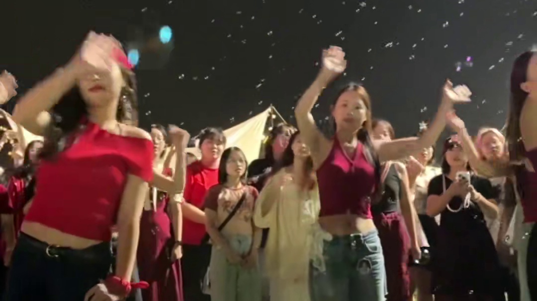 把粉丝的梦想实现，还有什么比这更伟大的呢#华晨宇  #华晨宇南京演唱会 #华晨宇为歌迷打造火星乌托邦