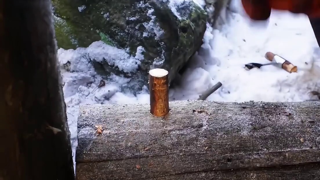 伊利正背着行囊翻山越岭着，如此险峻的荒野地带就连前行都较为费力(1)
