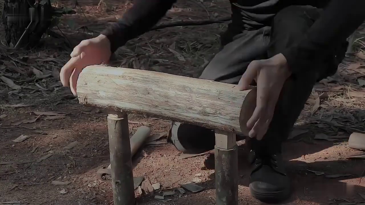 第1集：男人仅用了三天时间，竟然搭建了这么舒适的洞穴小屋