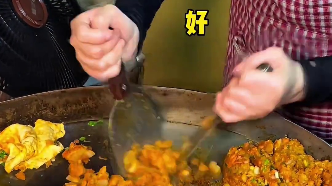 贵阳街头蛋包洋芋  7元一份软糯的蛋皮裹满土豆泥超级香