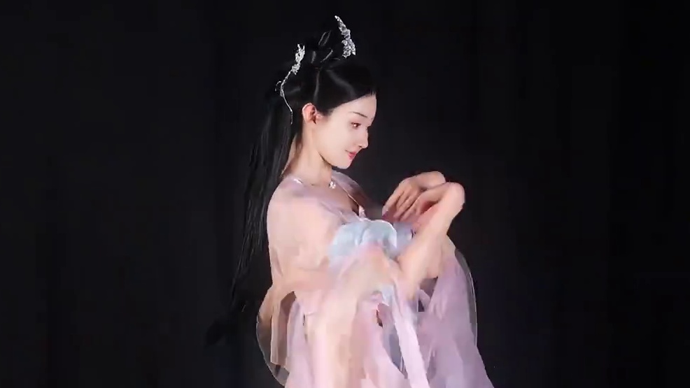 天葩飞堕广寒宫 片片清香引碧空 #天上掉下来个林妹妹 #当东方美学邂逅国风舞 #古风 #氛围感 #中