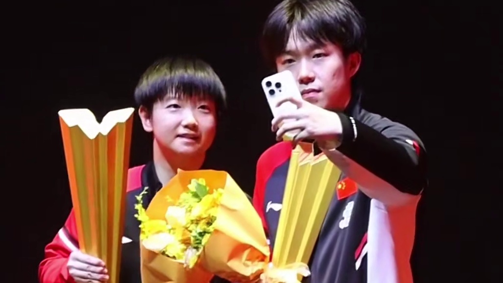 冠军奖杯太沉重，王楚钦主动接过手机合影，莎莎笑得好开心！