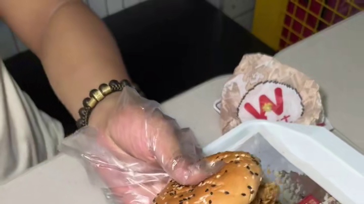 华莱士两个咔滋脆鸡肉堡只要9.9！全鸡配汉堡华莱士吃好国庆美