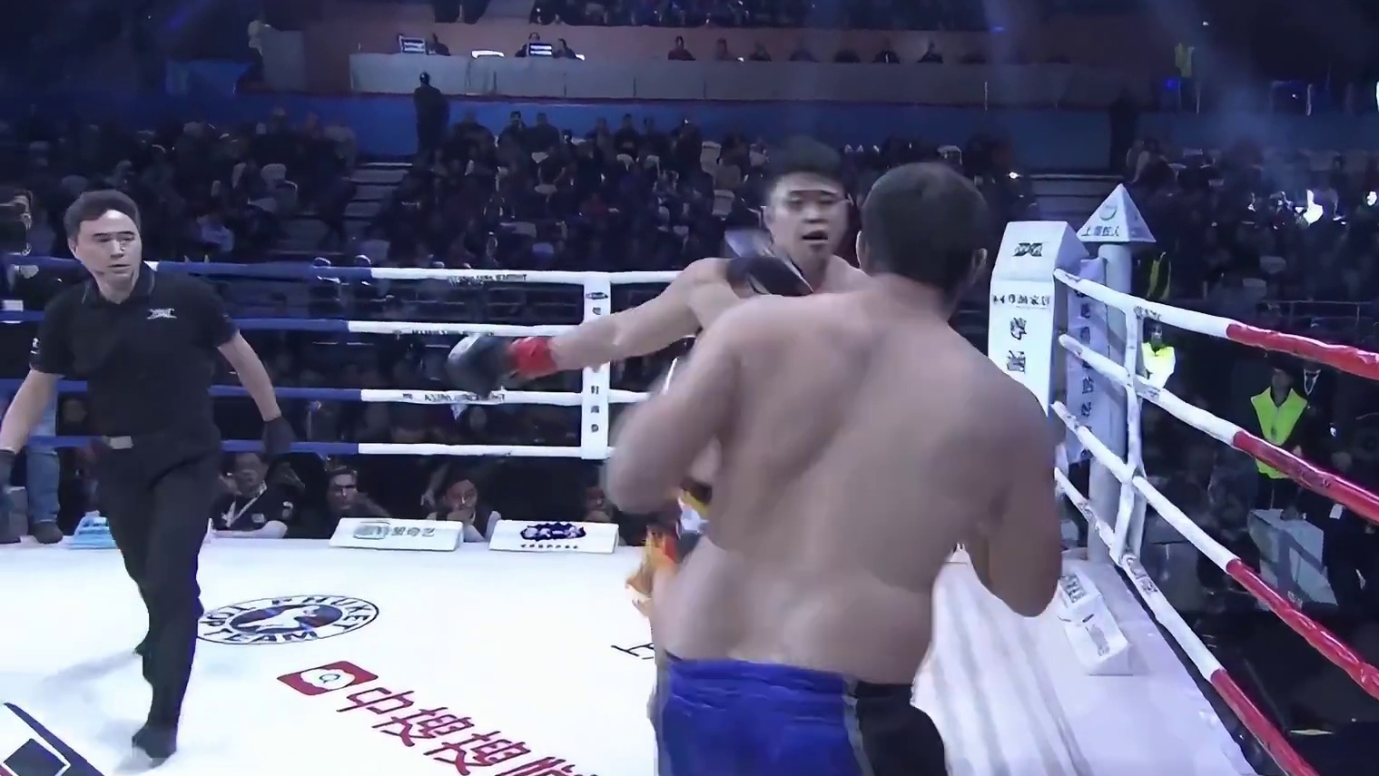 美国拳王挑战我国大级别希望之星，修鹏程连续击倒对手两次将其KO