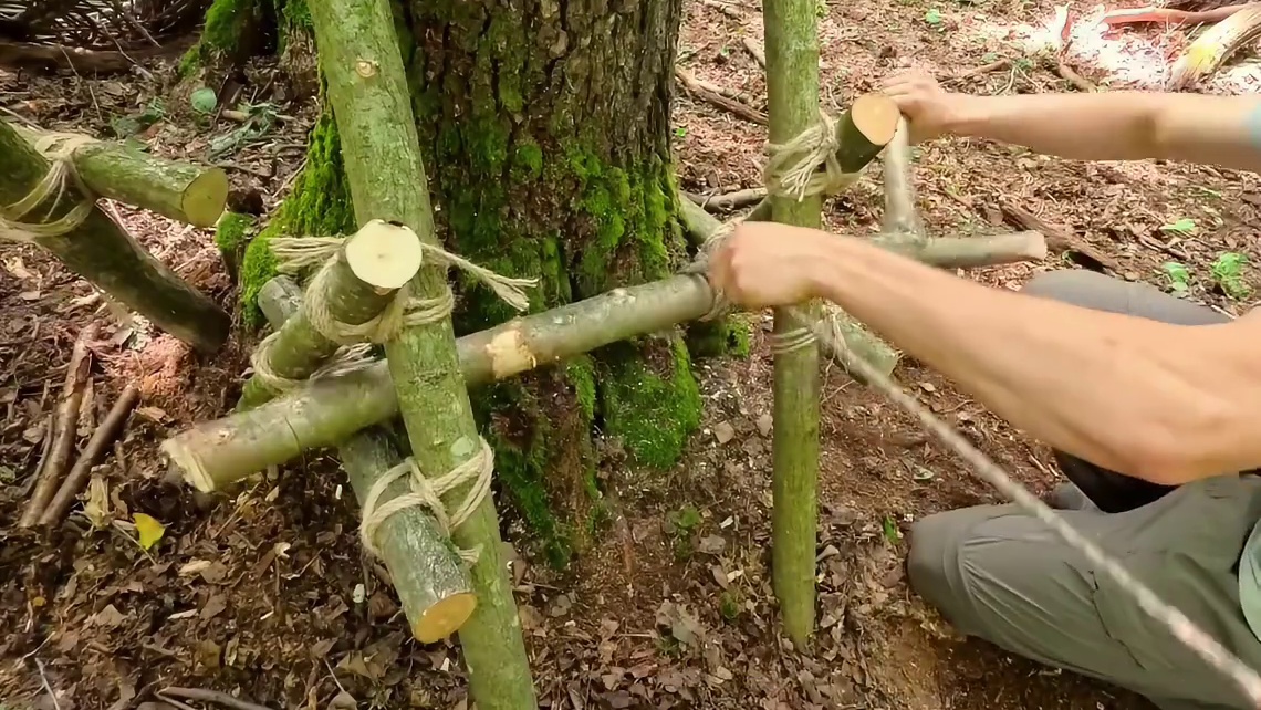 第1集：荒无人烟的野外，男人仿照鸟窝的形式给自己搭建了舒适的荒野小屋