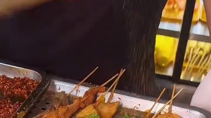 东北老嫂子炸串盲盒！30块直接吃倒！