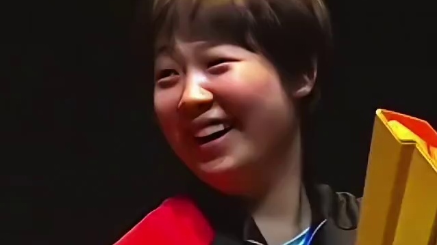 王曼昱蒯曼女双冠军，为国乒再添一冠，合影环节太搞笑了