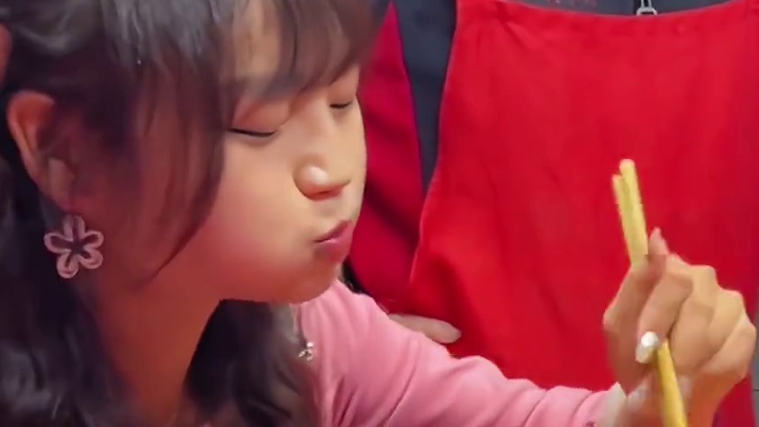 100斤的秋婷轻松拿走5000元现金~#螺蛳粉