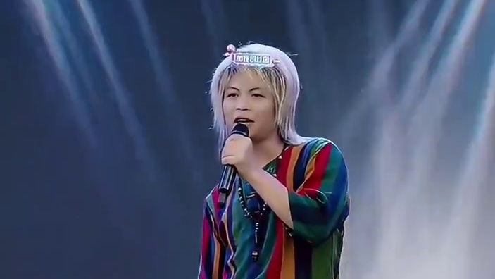 #音乐视频 #真人唱歌 #现场版演唱 #贵州康康《新打工谣》。