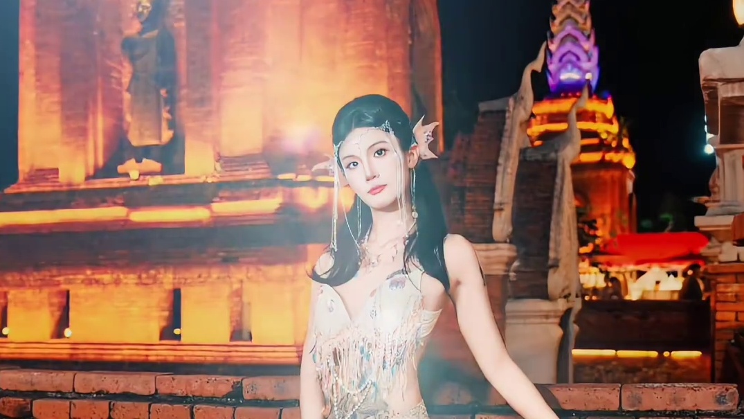 在西双版纳景洪市的星光夜市，寻找一位专业的摄影师为你们记录下这美好的瞬间吧！