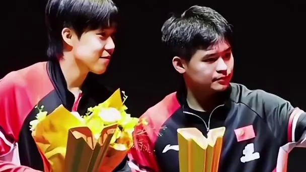 兼三的王楚钦太累了，混双男双都夺冠了，不忘给球迷送鲜花