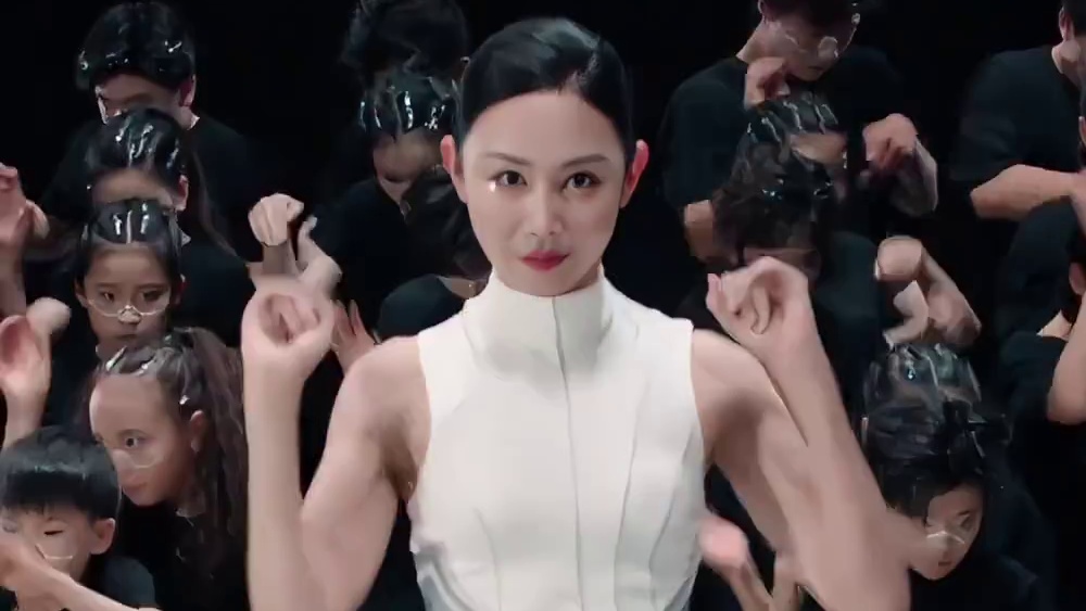 节目要显贵，基础款就不能再搭基础款。手臂造型，平平无奇？可这是“鹮仙”朱洁静啊！当大开大合的舒展线条