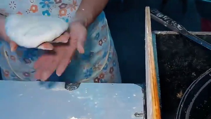 运城街头三块一个的韭菜盒子 皮薄馅大一口下去香迷糊了！