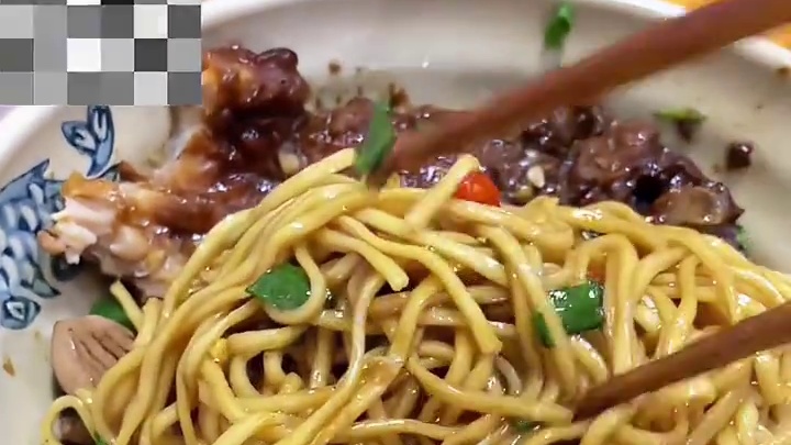 街头打卡乌啦啦同款大排面 一份31你觉得值吗？越吃越上头！！