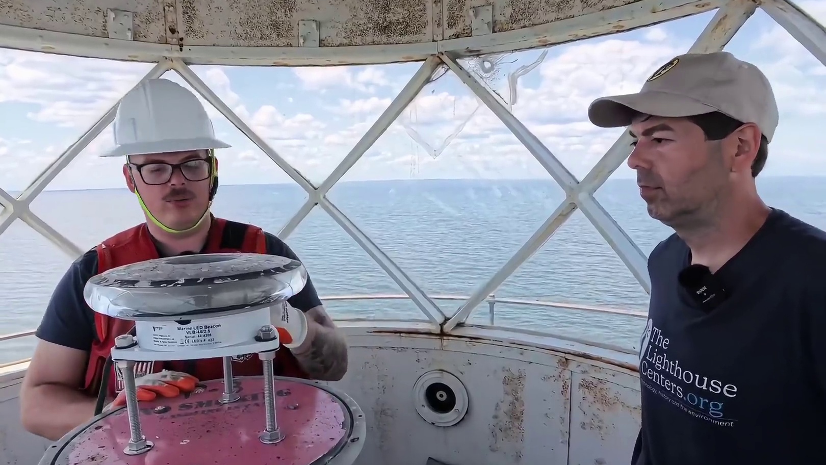 第2集：花光退休金买下海上废弃灯塔，将其改造成豪华露营地，海上生活