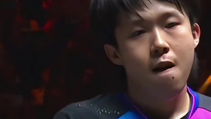 王楚钦4-3逆转向鹏晋级决赛，每一次暂停都是大喘气，兼三的他太累了