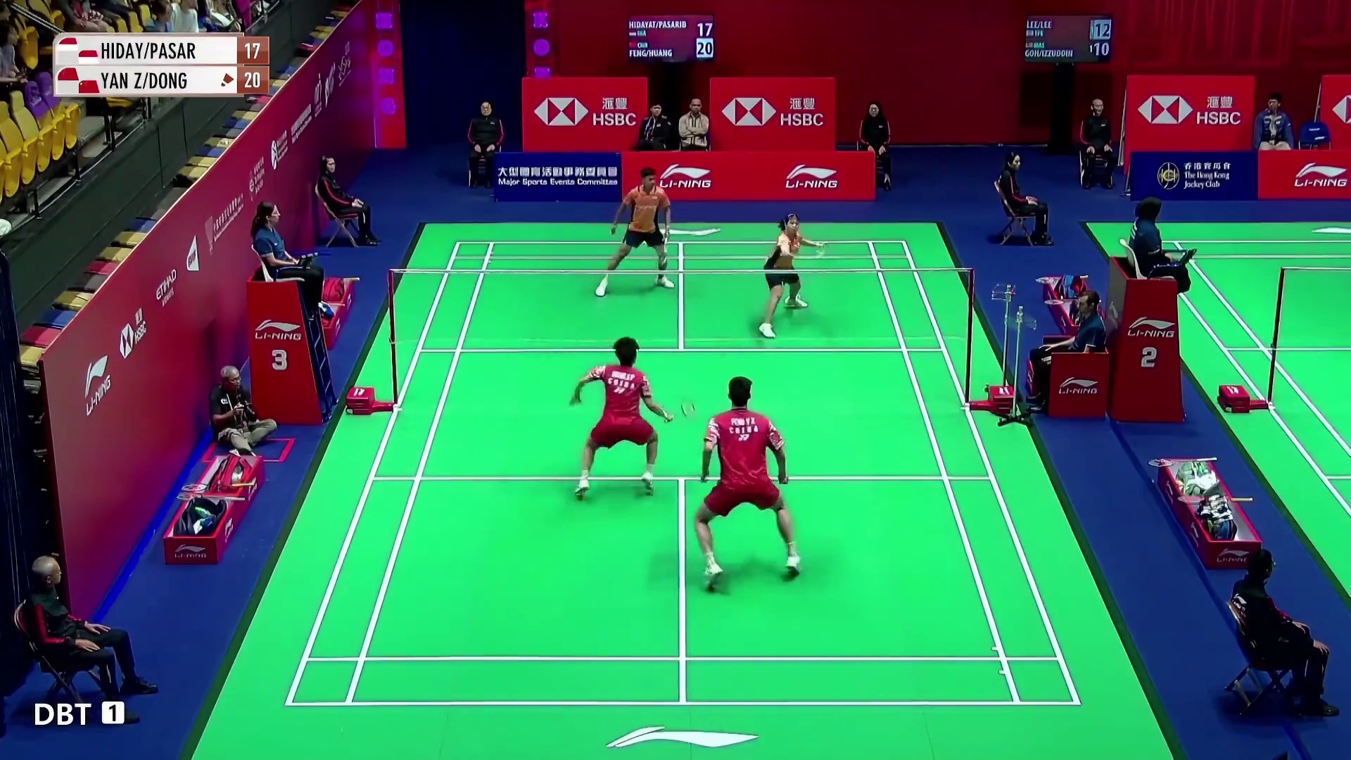 双方开局陷入激烈的对抗，凤凰组合发挥更加稳定，成功拉开差距