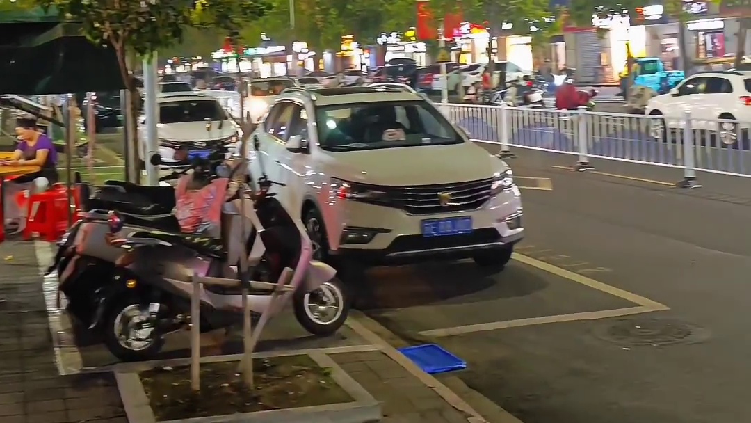 泰州牧院生活区，红尘中的美食聚集地，这里的学生们还是挺幸福的