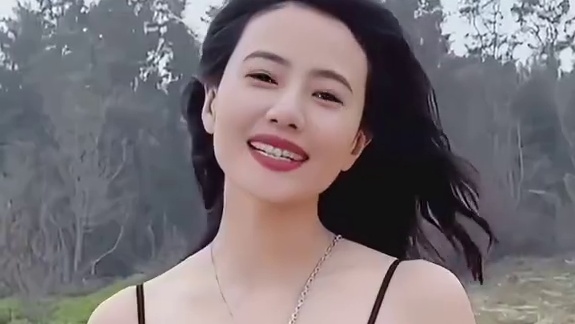 网友偶遇高圆圆带着女儿吃麻辣烫，小姑娘扎着辫子十分可爱