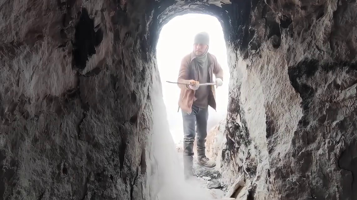 冰天雪地的天气，男人给自己搭建了温暖的小屋