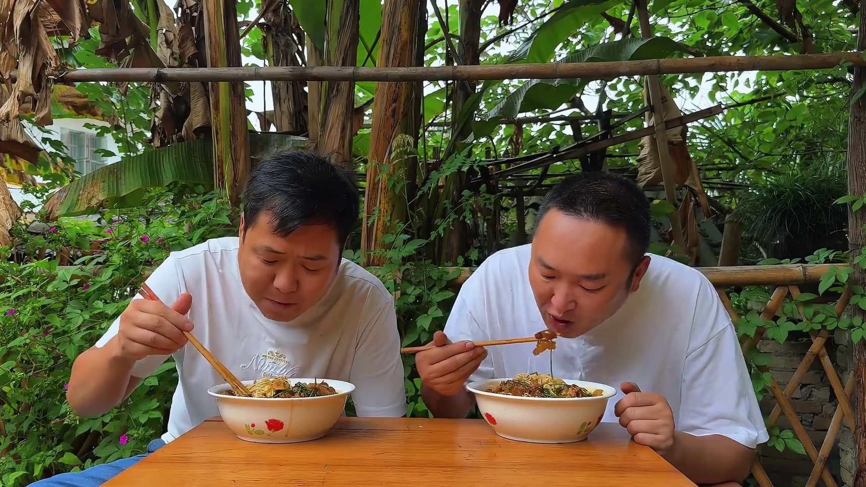 牛脚炖耙炒香熬汤配面条，一大碗干完撑了！ #乡村味道 #舌尖上的味道 #人间烟火 #新农人计划202