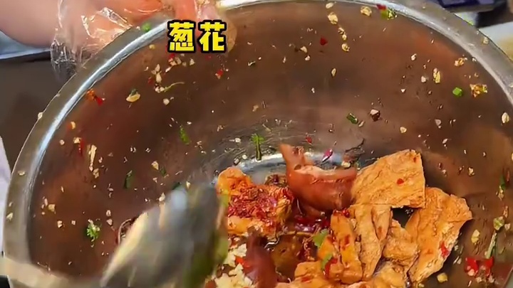 花122吃一顿五星级路边摊，划算吗 起猛了！看到徐记海鲜摆摊了！海鲜、卤味、钵子菜等50多种菜品选到眼花缭乱，这对路边摊简直是降维打击！