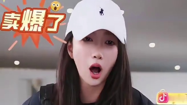 这件羽绒服穿上就是老前锋的既视感，领子是牛皮的，里边填充的进口的95%白鹅绒，非常蓬松柔软，而且上身