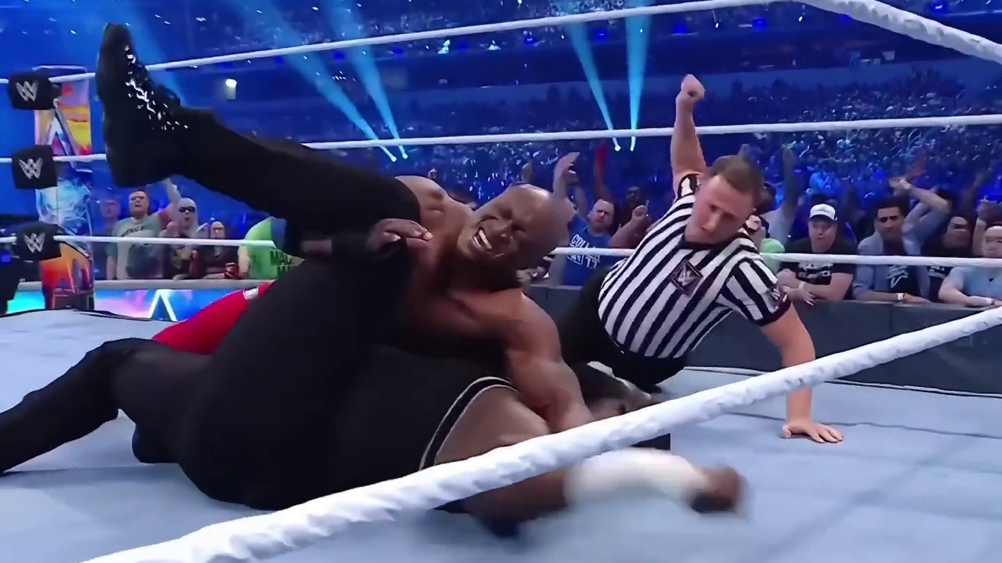 巨人力量恐怖如斯！硬开鲍比锁技反压制，却败于老兵致命双飞冲肩 #鲍比莱斯利 #巨人奥莫斯 #wwe