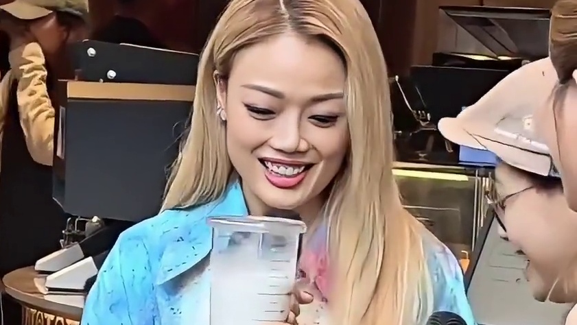 明明英皇已欠下巨款，为何谢霆锋容祖儿等人依旧不离不弃？回看来时路才懂患难与共的含金量