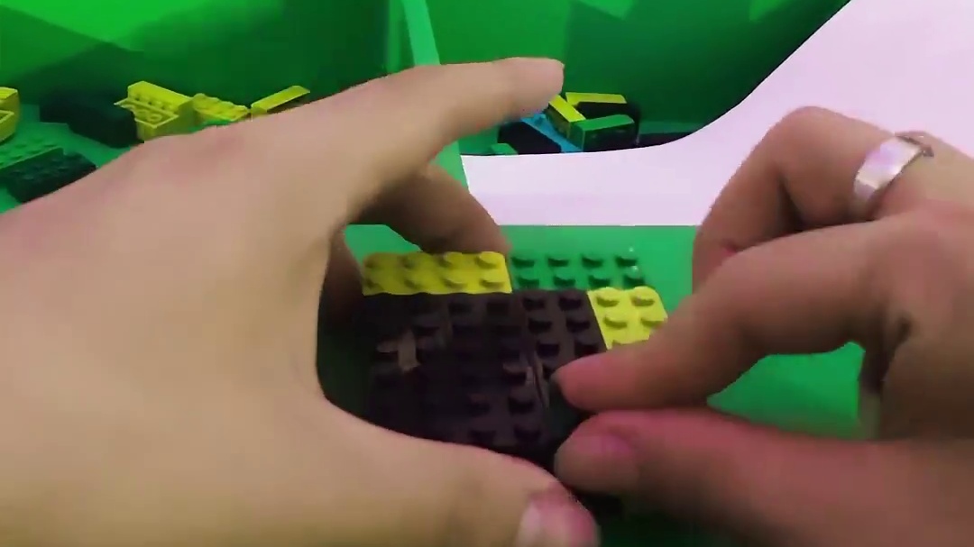 8米高的苦力怕空降南京！任务接取成功乐高积木联合我的世界中文版，推出游戏地图“乐高玩乐世界”和限