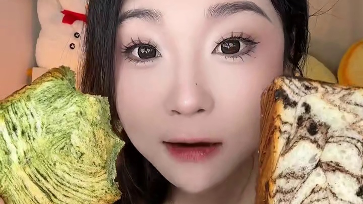 早八人必囤早餐中肯定有他的位置！！！好厚实啊，配料干净热量还很友好！
黑巧全麦厚切生吐司：80g/块