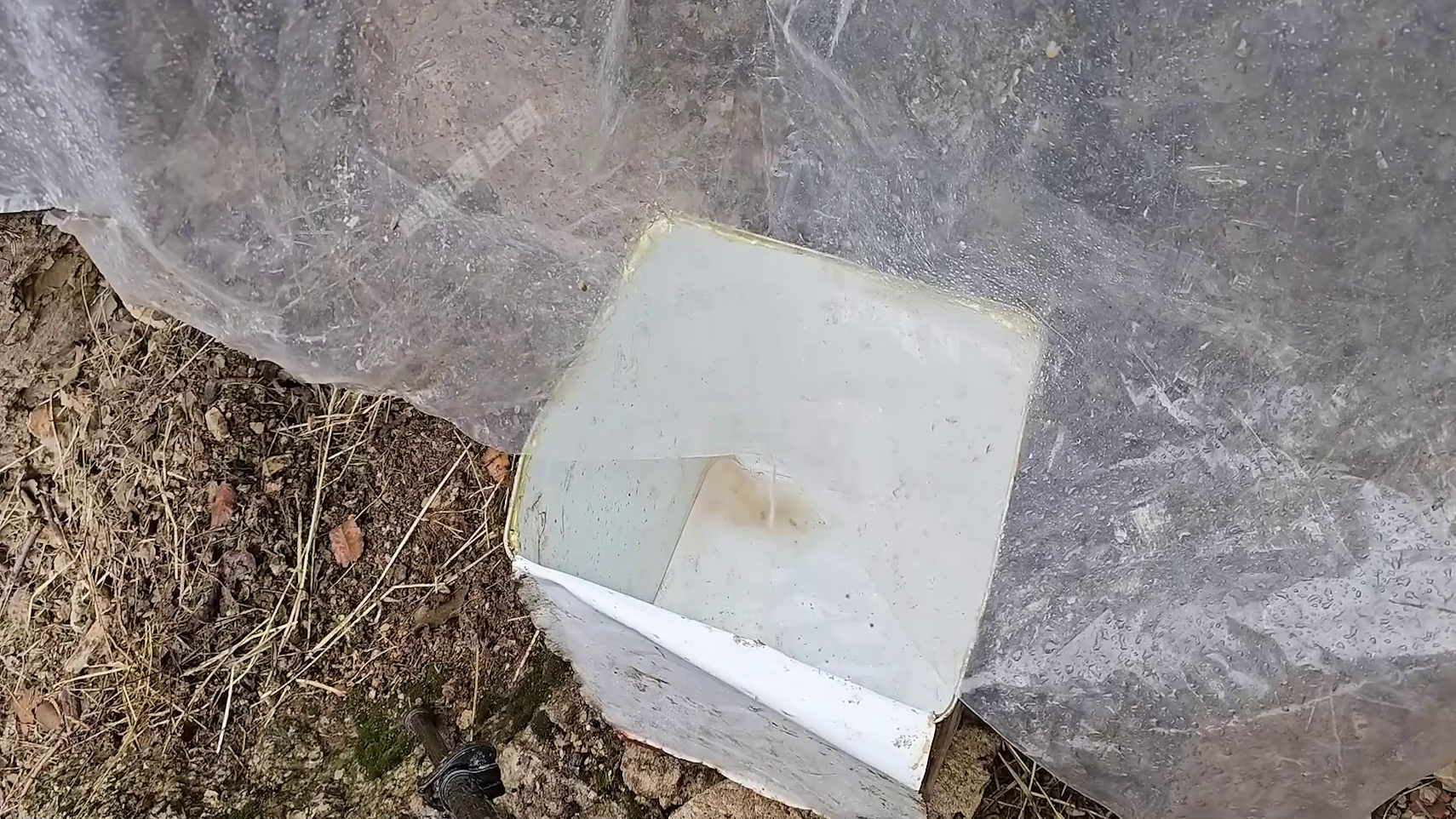 国外牛人用两千块岩石堆出几百平庇护所，住里面冬天也能洗上热水澡